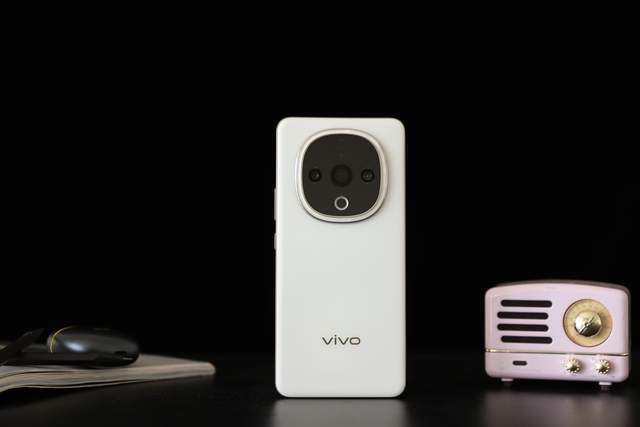 手机越级引领者超级扬声器真的太猛了！凯发k8vivo Y300评测：国民(图2)