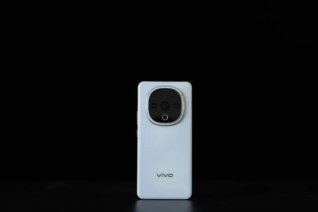 手机越级引领者超级扬声器真的太猛了！凯发k8vivo Y300评测：国民(图4)